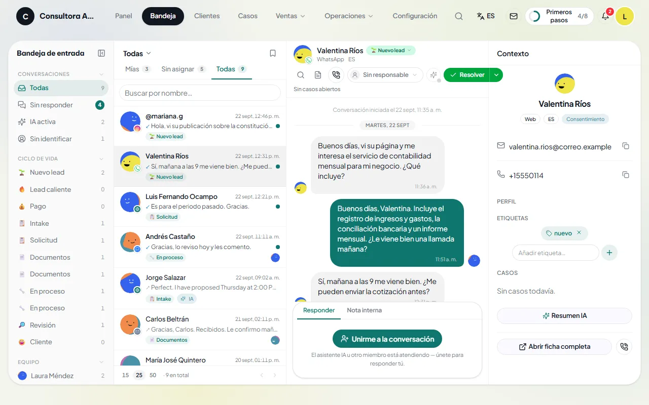 Conversación de WhatsApp en la bandeja, con el contexto del cliente a la derecha